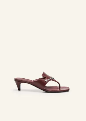 MAGDA BUTRY - Rose brooch thong sandals in burgundy leather