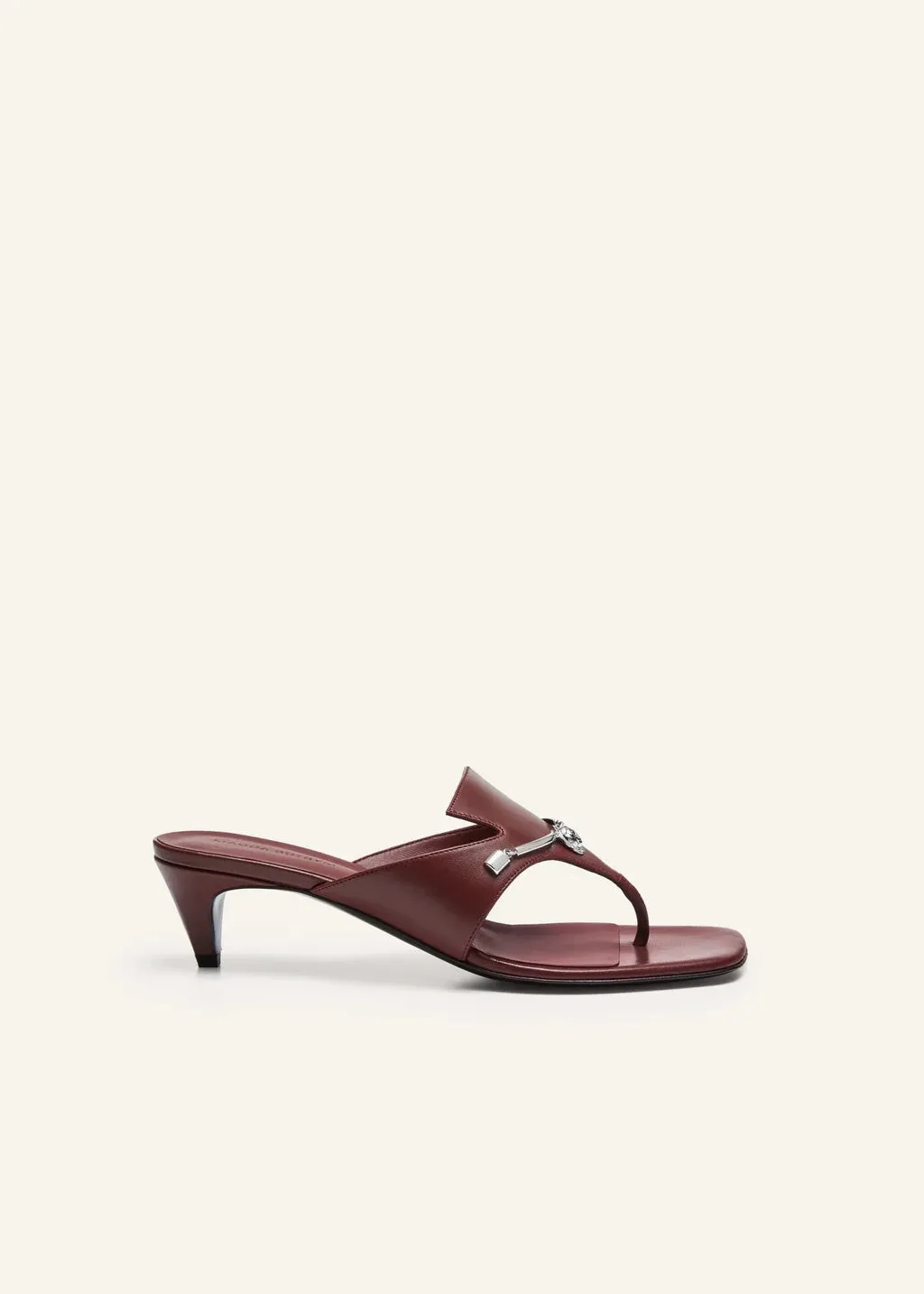 MAGDA BUTRY - Rose brooch thong sandals in burgundy leather