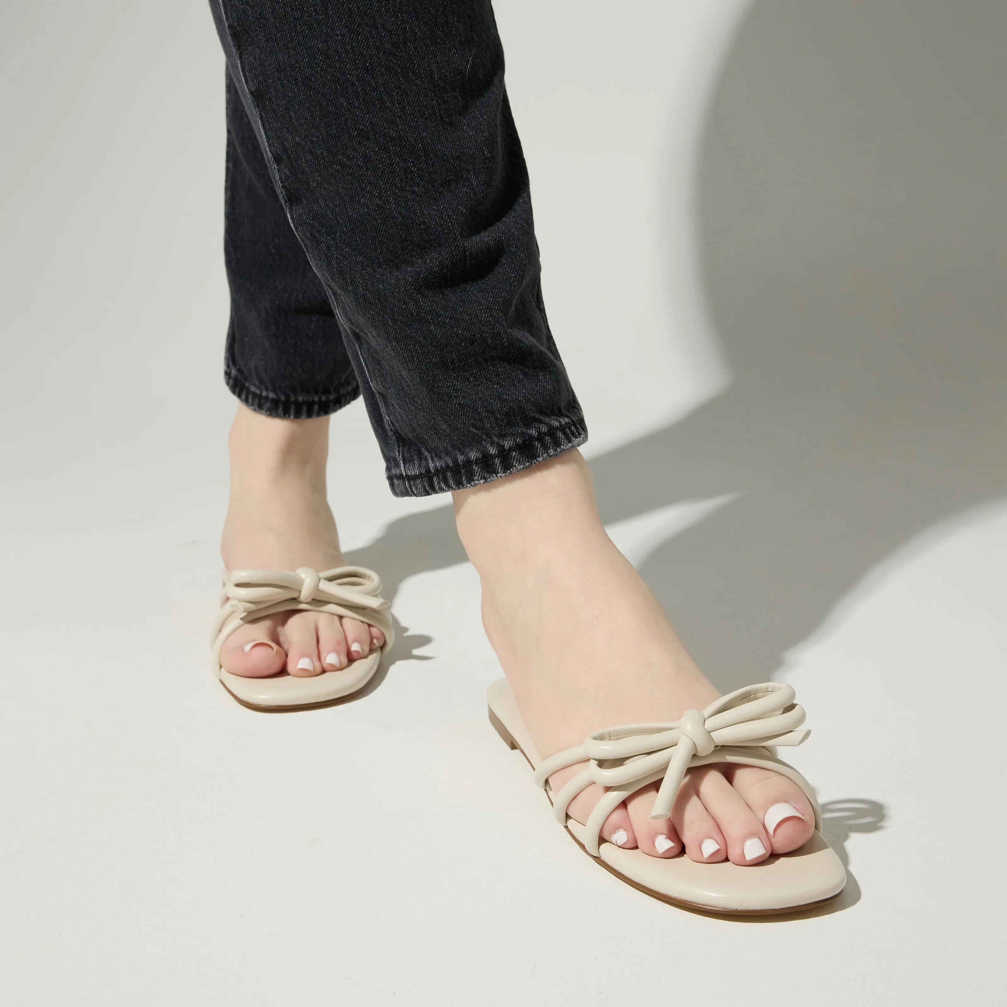 'Yosi Samara' Nicole Bow Slide Sandal in Bone